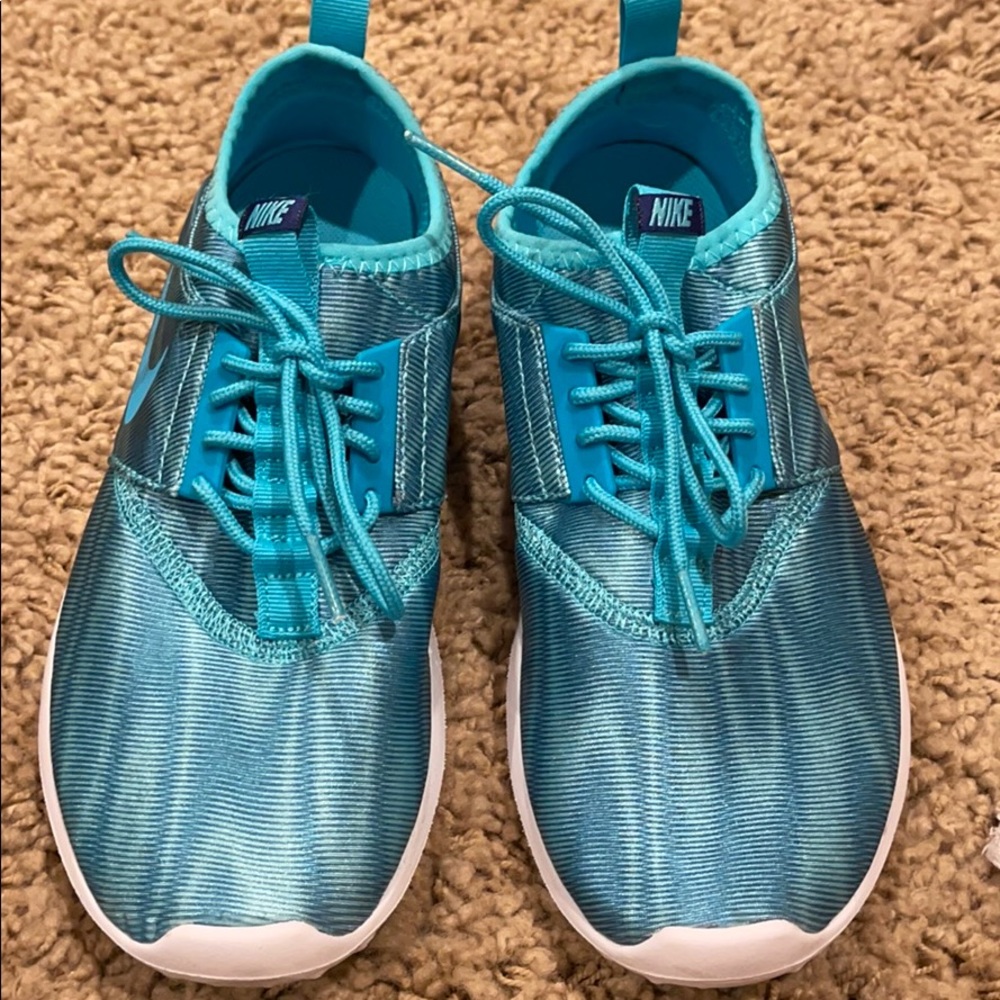 Teal Nike tennis